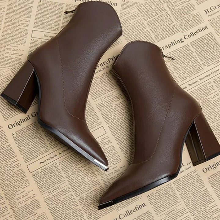 Frühlingsmode: Moderne Damen-Stiefeletten mit spitzer Kappe und bequemem Blockabsatz.