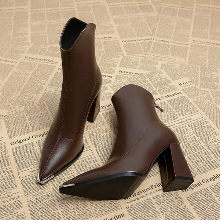 Zeitlose Eleganz: Damen-Stiefeletten mit spitzer Kappe, perfekt für den Übergang im Frühling.