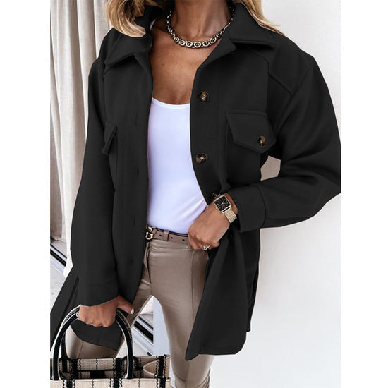 Nahaufnahme der Knöpfe an der eleganten Damen-Strickjacke mit Langarm, betont Stil & Design.