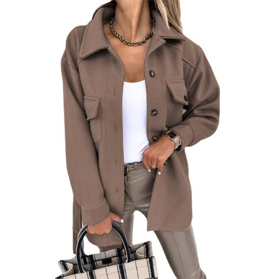 Zeitloser Chic: Ganze Ansicht der eleganten Damen-Strickjacke mit Knöpfen & Langarm für jeden Anlass.