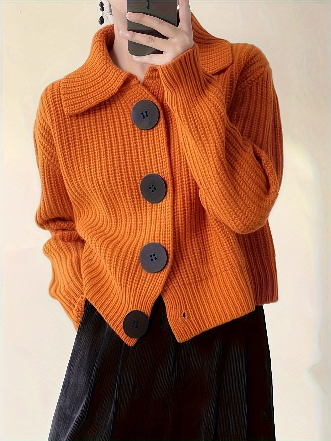 Elegante Damen-Strickjacke mit Revers, locker geschnitten. Bequemer Cardigan für Herbstmode und Freizeit.