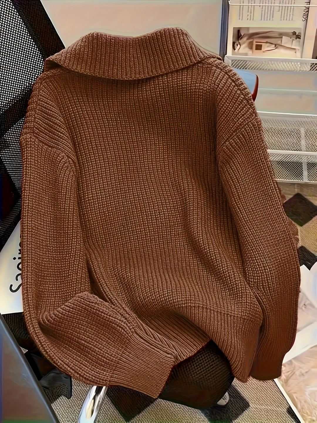 Herbstliche Damen-Strickjacke, eleganter Schnitt mit Revers. Perfekter Cardigan für Stil und Komfort.