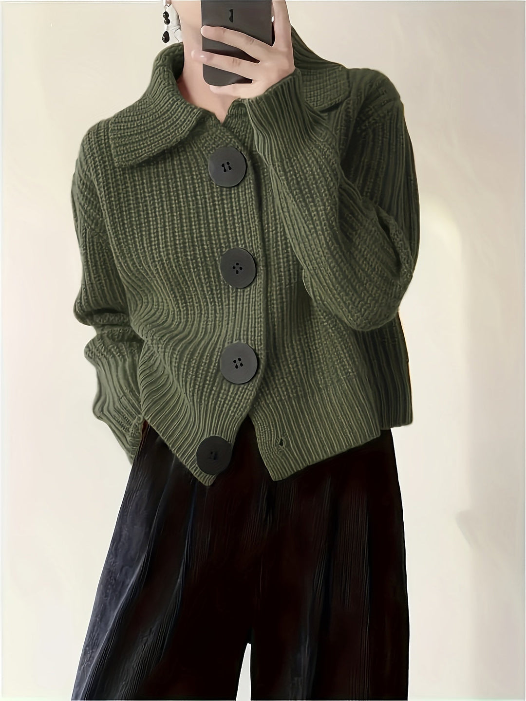 Damen-Strickjacke in lockerem Design mit Revers. Komfortable Freizeitmode für die kühle Herbstzeit.