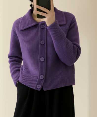 Stylische Damen-Strickjacke mit Reverskragen, lockerer Schnitt. Perfekter Cardigan für elegante Herbstoutfits.