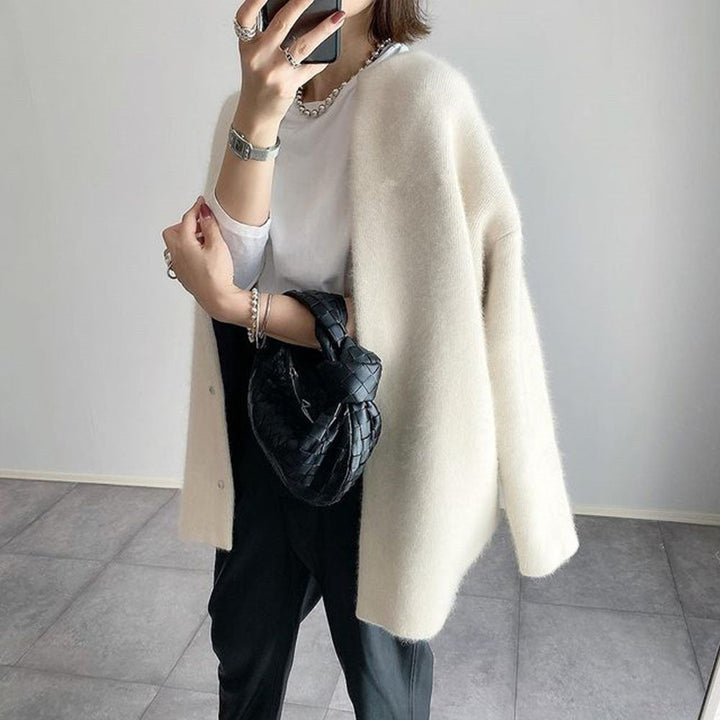 Elegante Damen Strickjacke mit Rundhals, langarm & lockerem Schnitt. Perfekt für Komfort & Stil im Alltag oder Freizeit.