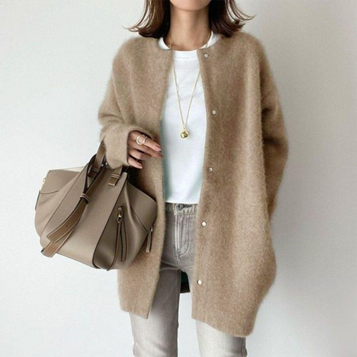 Uni Damen Cardigan mit Rundhals, langen Ärmeln und praktischen Taschen. Komfortable Herbst- & Wintermode.