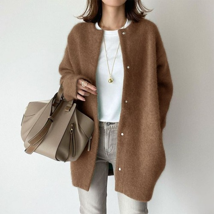 Modische Damen Strickjacke mit Rundhals & Langarm. Lockerer Schnitt bietet Eleganz & Komfort für den Alltag.