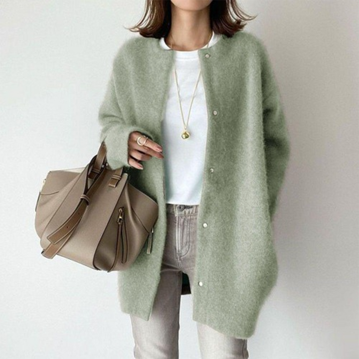 Damen Strickjacke mit Rundhals. Ein komfortabler & eleganter Langarm-Cardigan, ideal für Herbst- & Wintermode.