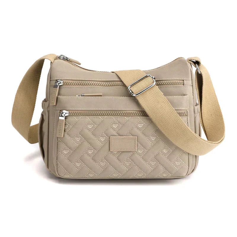 Robuste & stilvolle Damen Freizeittasche, wasserdicht und perfekt als praktische Crossbody Bag für den aktiven Alltag.