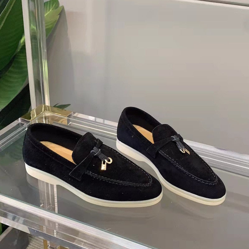 Elegante Damen Wildleder Loafers in Beige mit flachem Absatz und weicher Oberfläche, ideal für casual und formelle Outfits.