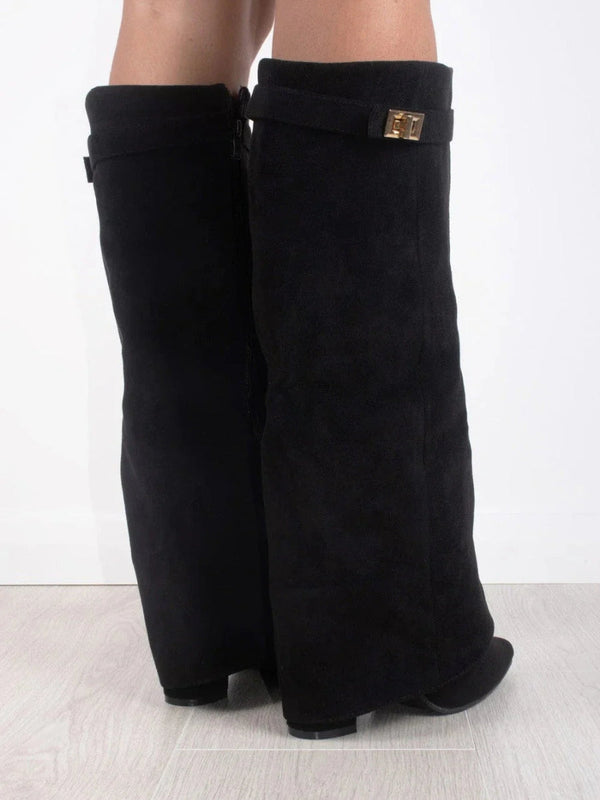 Schwarze Damen Winter Kniestiefel, Seitenansicht, mit seitlichem Reißverschluss und stabiler Sohle. Elegant & warm.