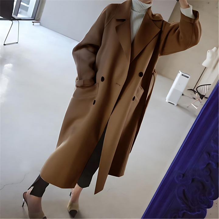 Hochwertige Damenjacke im Trenchcoat-Stil. Zeitlose Eleganz für Herbstmode und winterliche Outfits.