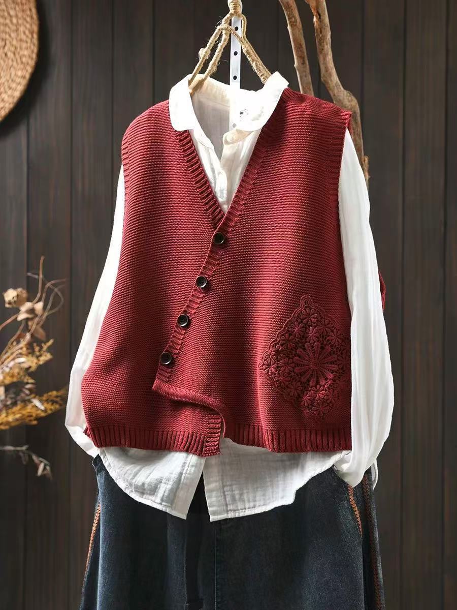 Elegante Damen-Winterstrickweste mit klassischer Knopfleiste, ideal für kalte Tage.