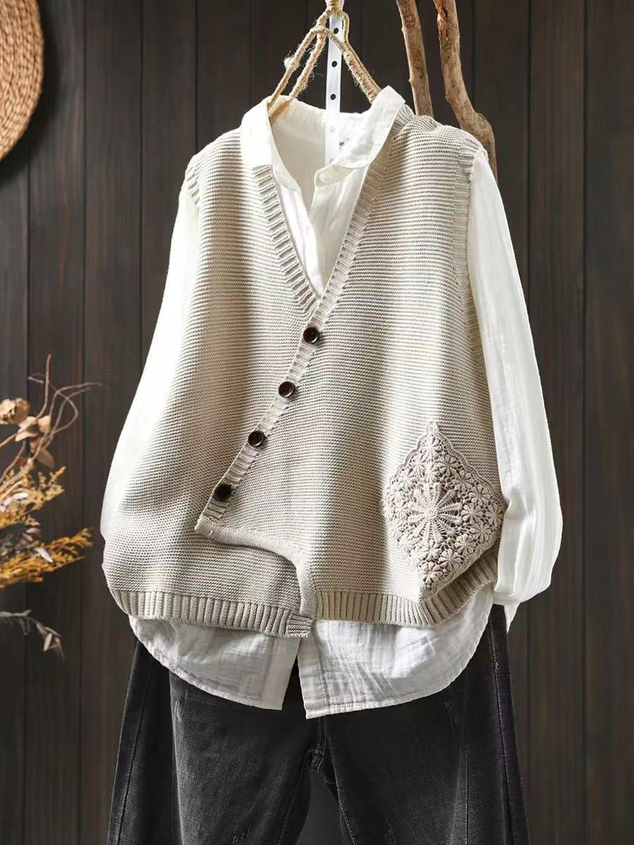 Gemütliche Damenstrickweste in Feinstrick mit klassischer Knopfleiste, perfekt für modische Winter-Looks.