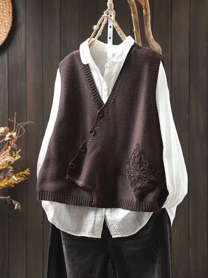 Vielseitige Damen-Strickweste mit Knopfleiste, elegant und warm, ideal als Schicht-Look für den Winter.