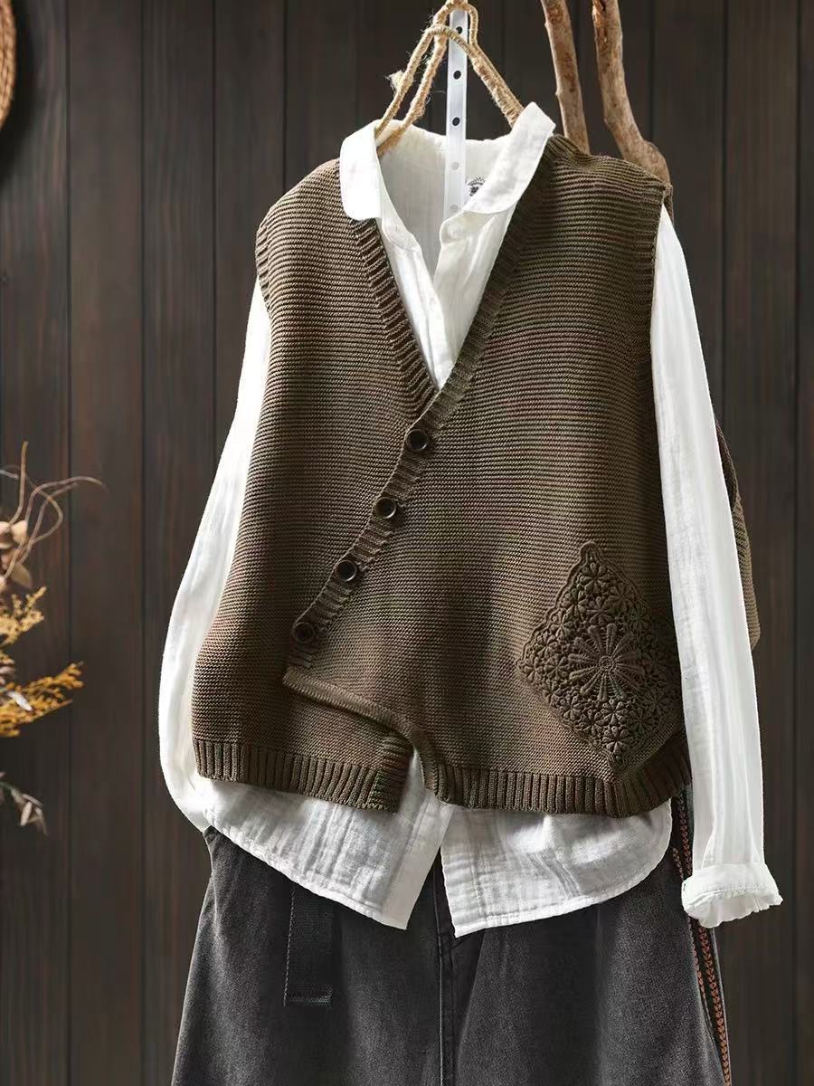Klassische Damen-Winterstrickweste mit funktionaler Knopfleiste, weich und wärmend, eine stilvolle Ergänzung.