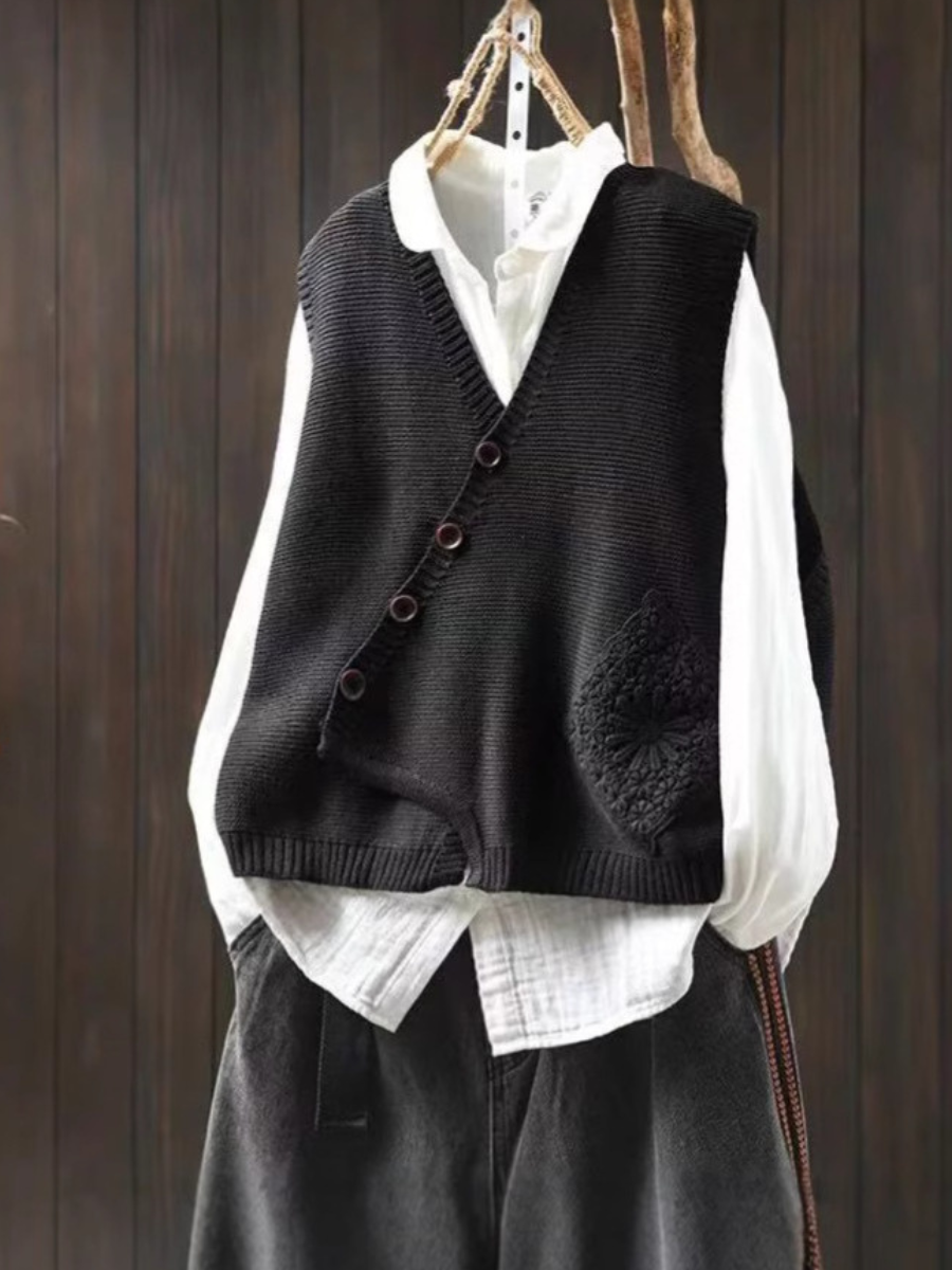 Modische Damenstrickweste für den Winter, mit eleganter Knopfleiste und hohem Tragekomfort, wärmt stilvoll.