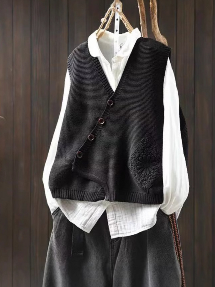 Modische Damenstrickweste für den Winter, mit eleganter Knopfleiste und hohem Tragekomfort, wärmt stilvoll.