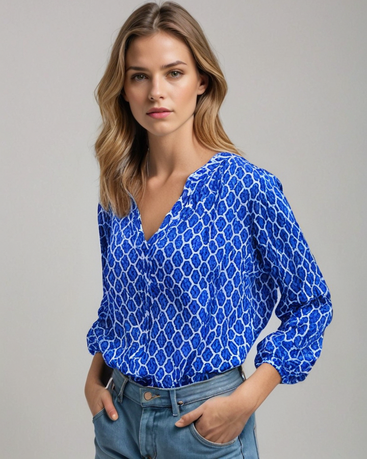 Vielseitige Langarm-Damenbluse mit V-Ausschnitt und auffälligem geometrischem Muster. Perfekt für Büro.