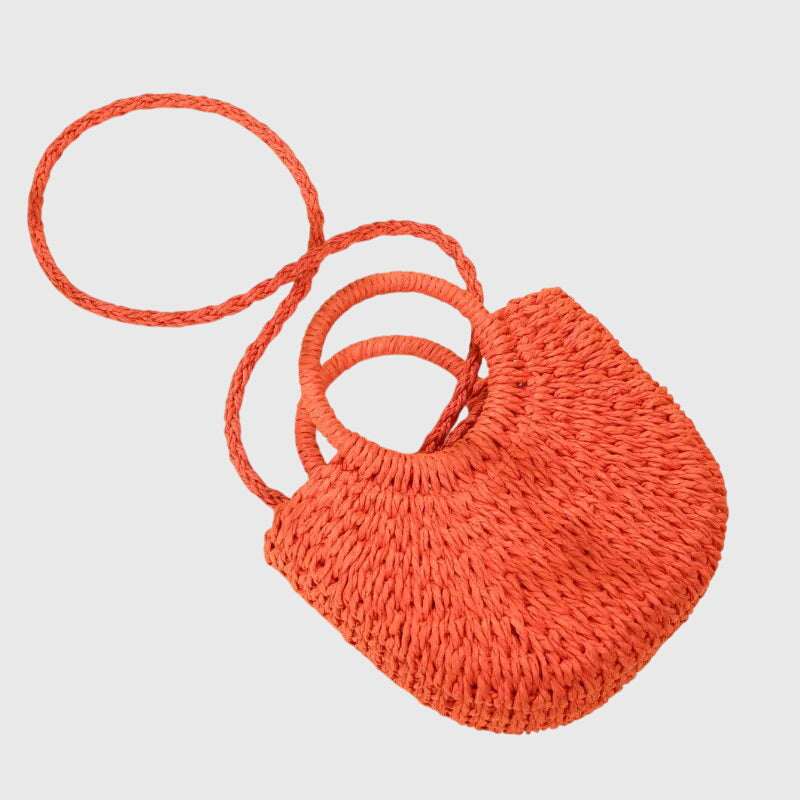Geflochtene Sommertasche aus Naturmaterialien, chic und leicht für Damen.