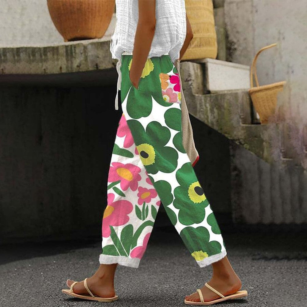 Bequeme grüne Damenhose mit stilvollem Blumenmuster. Perfekte Sommerhose für komfortablen Freizeit-Look.