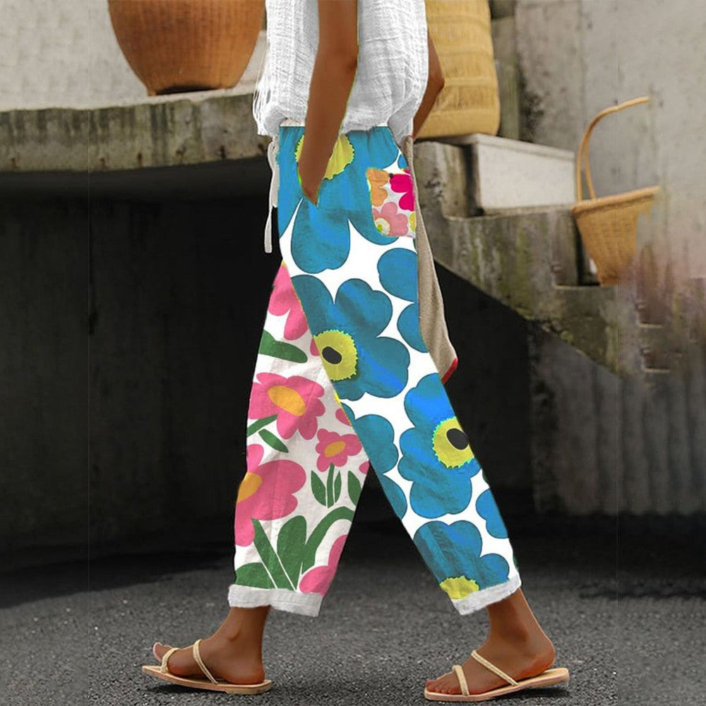 Moderne blaue Damenhose mit lebhaftem Blumenmuster. Vielseitige gemusterte Hose für eleganten Alltagsstil.