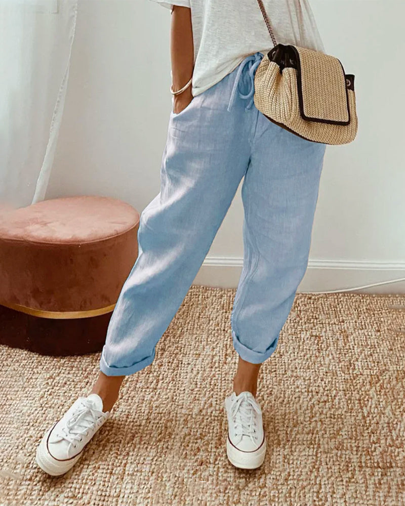 Locker sitzende Damenhose mit hoher Taille & weitem Bein. Anti-Transpirations-Stoff bietet kühlen Tragekomfort im Sommer.
