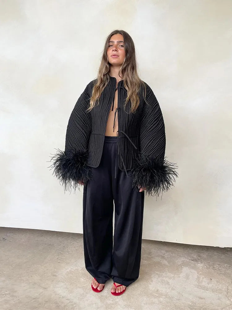 Moderne Damen Übergangsjacke mit auffälligen Federmanschetten. Trendige feminine Statement-Jacke für Party & Abendmode.