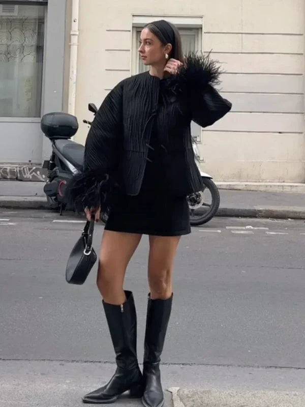 Stilvolle Damenjacke mit eleganten Federmanschetten. Eine moderne Freizeitjacke, die jedes Outfit aufwertet.