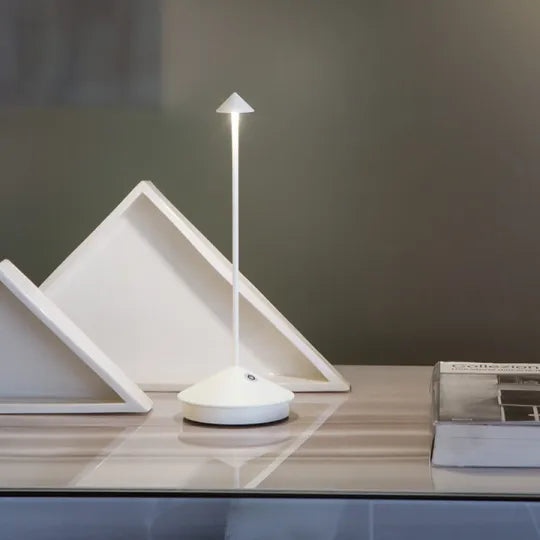 "Elegante, dimmbare, kabellose LED-Außenleuchte, wetterfest, modernes Design, ideal für Garten und Terrasse."