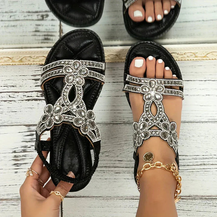 Bequeme und stilvolle flache Damen Sandalen Emilia für den Frühling, ideal für Casual-Looks mit Blumenapplikationen.