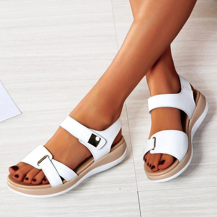 "Elegante flache Sandalen mit verstellbaren Riemen und rutschfester Sohle, ideal für Komfort und Stil."