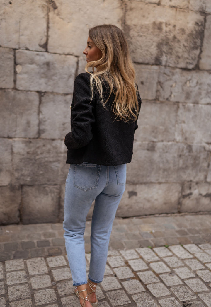 Taillierte Damen Herbstjacke mit Knopfverschluss. Modische Übergangsjacke für Büro & Freizeit.