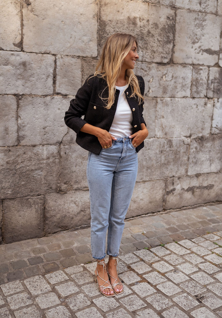 Elegante Frauen Business-Herbstjacke mit Knopfverschluss. Stilvolle Bürokleidung für Damen.