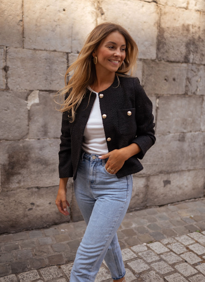 Elegante Übergangsjacke für Frauen mit Knopfverschluss. Stilvolle Herbstmode für Damen.