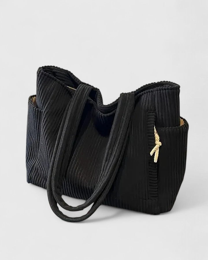 Elegante, gerippte Damen-Schultertasche in Schwarz für den Alltag. Modischer Begleiter für jeden Sommertag.
