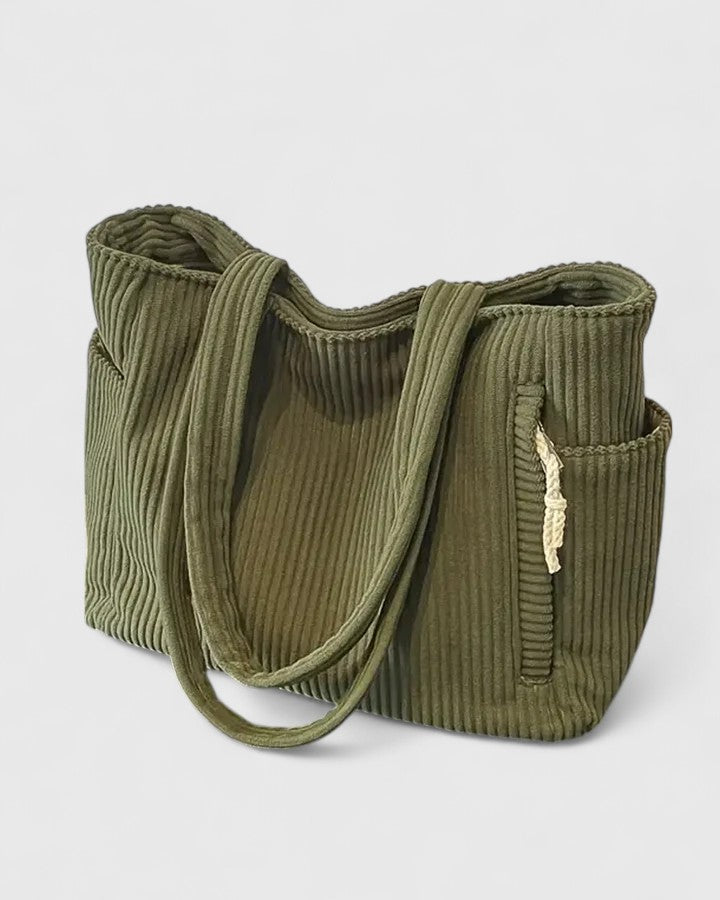 Grüne gerippte Damenhandtasche, ideal als stilvolle Schultertasche und Alltagstasche. Perfekt für einen Sommertag.