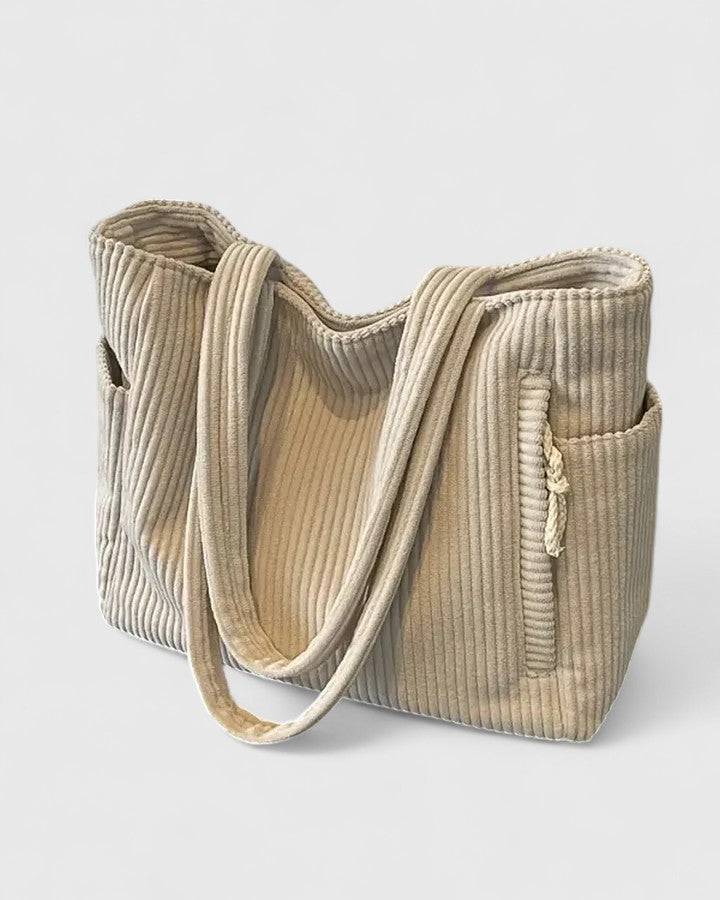 Weiße, gerippte Damenhandtasche. Diese elegante Schultertasche ist ein vielseitiger Begleiter für den Sommertag.