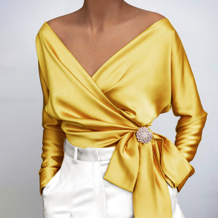 Elegante glänzende Damenbluse, perfekt für Business und Abendgarderobe. Feminine Mode für jeden Anlass.