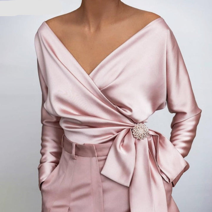 Zeitlose beige glänzende Damenbluse, ideal für Büro und Freizeit. Edle feminine Mode für Frühling/Sommer.