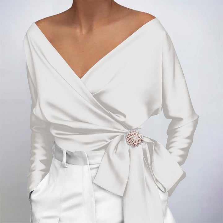Businessbluse: Elegante glänzende Damenbluse, perfekt für den professionellen Auftritt. Stilvolle Büromode.