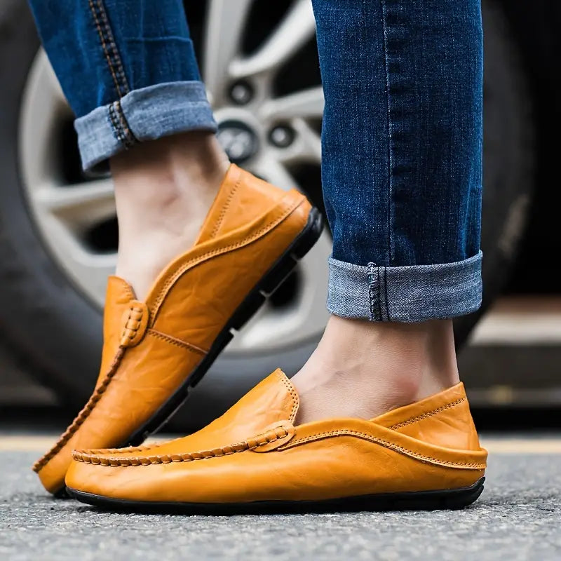 "Elegante handgefertigte italienische Lederschuhe, braunes Echtleder, klassische Slipper-Form, perfekt für Herrenmode."