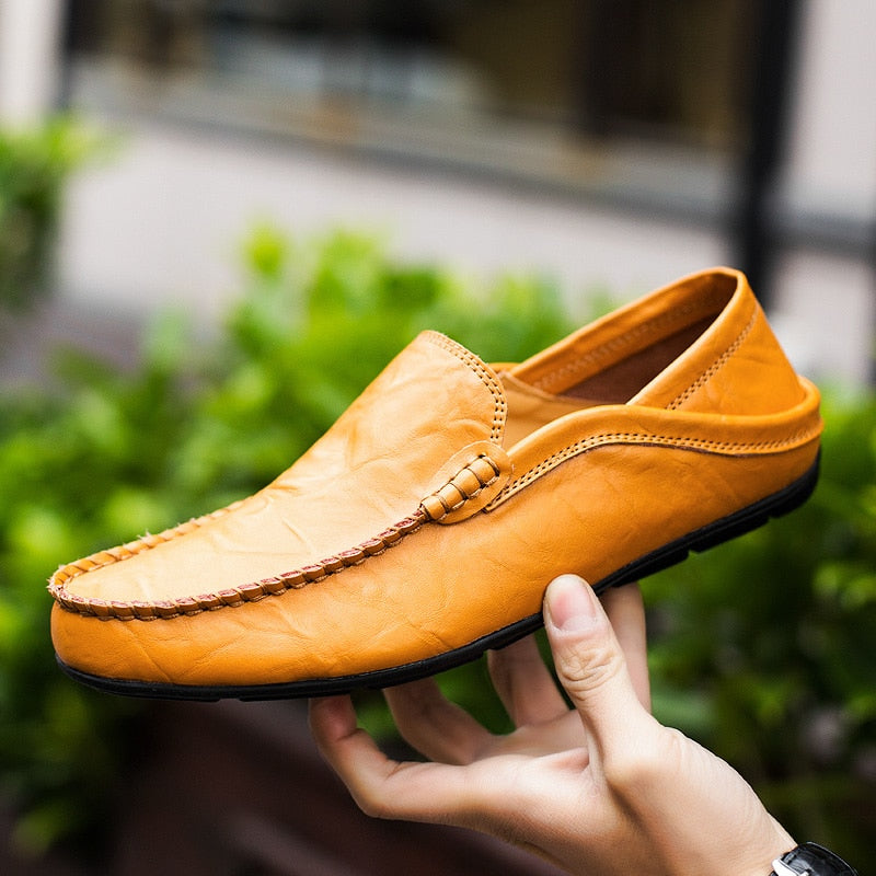 "Elegante handgefertigte italienische Lederschuhe, braunes Echtleder, klassische Slipper-Form, perfekt für Herrenmode."
