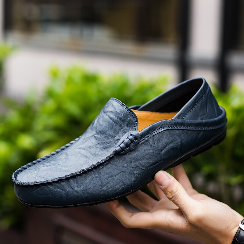"Elegante handgefertigte italienische Lederschuhe, braunes Echtleder, klassische Slipper-Form, perfekt für Herrenmode."