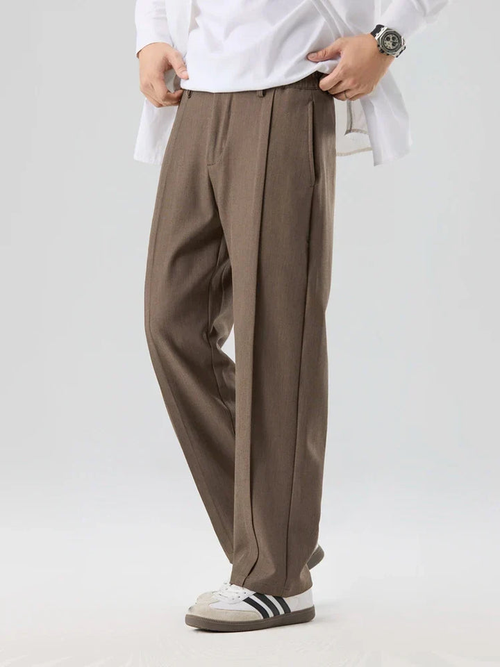 Elegante Herren-Bundfaltenhose mit geradem Bein, ideal für Business & Freizeit, bietet hohen Tragekomfort.