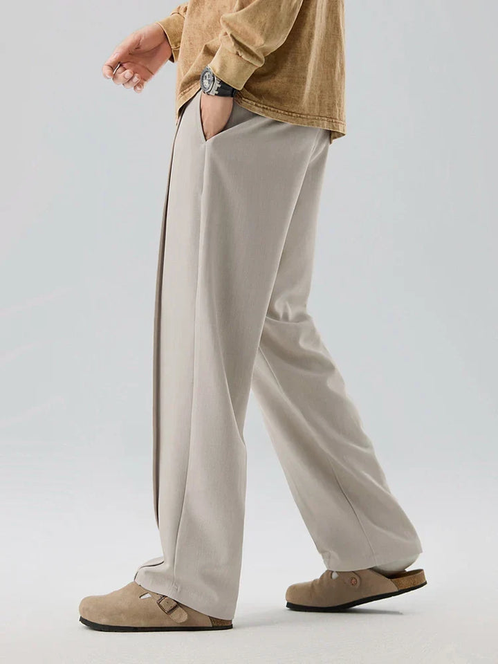 Premium-Herrenhose mit Bundfalten, geradem Schnitt und elastischem Bund, die Eleganz und Tragekomfort bietet.
