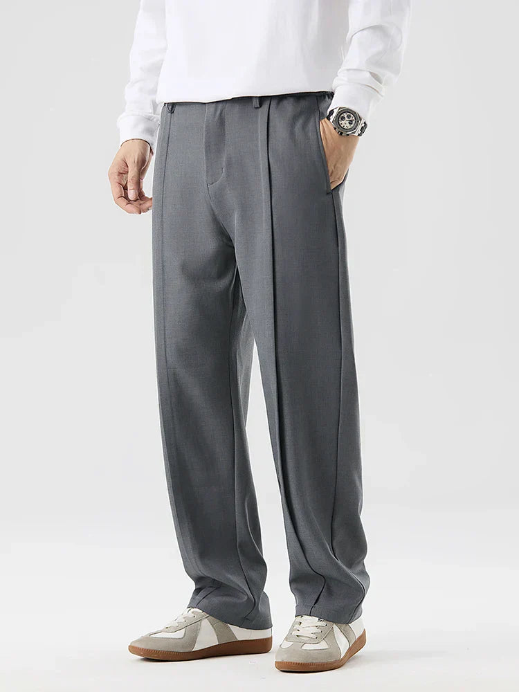 Moderne Herrenhose mit Bundfalten und elastischem Bund für optimalen Komfort und stilvollen Auftritt.