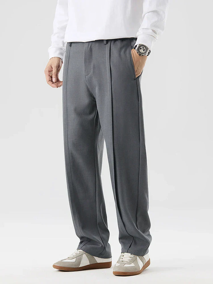 Moderne Herrenhose mit Bundfalten und elastischem Bund für optimalen Komfort und stilvollen Auftritt.