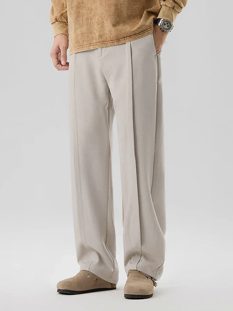 Hochwertige Stoffhose für Herren mit Bundfalten, geradem Bein und elegantem Design, perfekt für jeden Anlass.