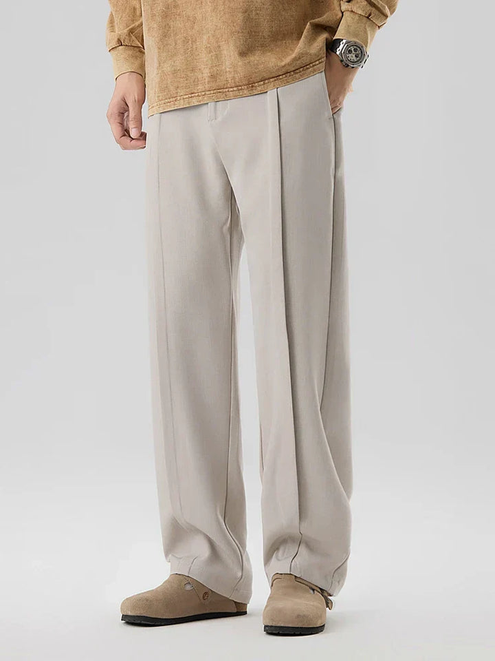 Hochwertige Stoffhose für Herren mit Bundfalten, geradem Bein und elegantem Design, perfekt für jeden Anlass.